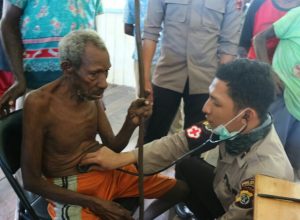 Antisipasi Campak, Tim Dokkes Polda Papua Berikan Pelayanan Kesehatan Gratis