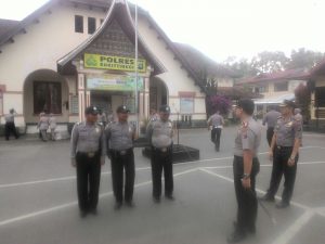 Kapolres Bukittinggi Berikan Penghargaan Tiga Bhabinkamtibmas Polsek