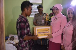 Polres Probolinggo Kunjungi Nenek Penderita Tumor