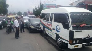 Tabrakan Beruntun, Xenia Seruduk Honda Civic dan Minibus