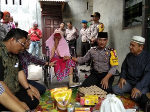 Pedagang Keliling Berkursi Roda Terharu, saat Didatangi Tim Jum’at Barokah