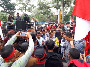 Personil Polresta Pekanbaru Laksanakan Pengamanan Aksi Demo