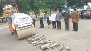 Polres Sikka Musnahkan Puluhan Knalpot Racing