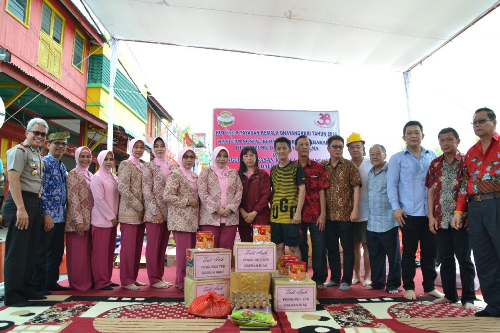 Bhayangkari Riau Datangi Korban Kebakaran Pasar Lama Siak