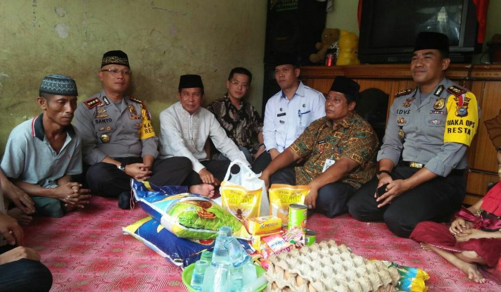 Tim Jum’at Barokah Sambangi Warga Lumpuh
