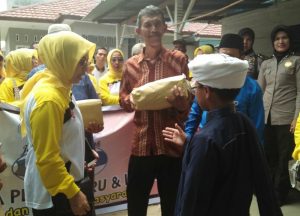 Nenek Roslaini Terharu Disambangi Jum’at Barokah Polresta Pekanbaru 