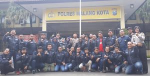 Apresiasi Kinerja Wartawan, Kapolres Malang Kota Bagikan Jaket Khusus Pers