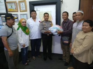 Komunitas Riau Peduli Serahkan Spanduk Tandatangan Masyarakat kepada Polri