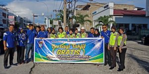 Satlantas Polresta Pekanbaru Berbagi Takjil kepada Pengendara Jalan