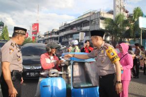 Kapolres Padangsidimpuan Bagi-bagi Takjil Berbuka Puasa