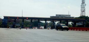 Seorang Pria Melempar Benda Yang Mirip Bom Dari Mobil di Tol Sidoarjo