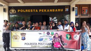 Kebahagiaan Nenek Rosma Dikunjungi Tim Jumat Barokah Polresta Pekanbaru