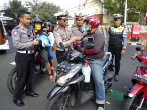 Satlantas Polres Malang Kota Bagi-Bagi Helm Gratis