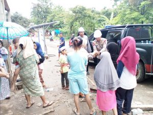 Brimob Nusantara, Distribusikan Makanan Kepada Pengungsi di Desa Kerta Raja.