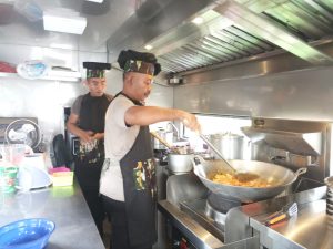 Goyangan Sendok dan Wajan Sang Koki Berseragam Sat Brimob Polda Banten