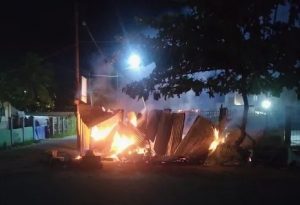 Sorong Mencekam, Warga Blokir Jalan dan Lakukan Pembakaran