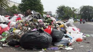 Di Bekasi, Buang Sampah Sembarangan Bisa Ditangkap Polisi