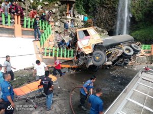 Rem Blong, Truk Aspal Curah Hantam Pagar Air Terjun Anai