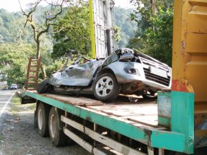 Oleng dari atas Truk Tronton, Truk Aspal Curah Timpa Minibus Karimun, Empat Tewas!