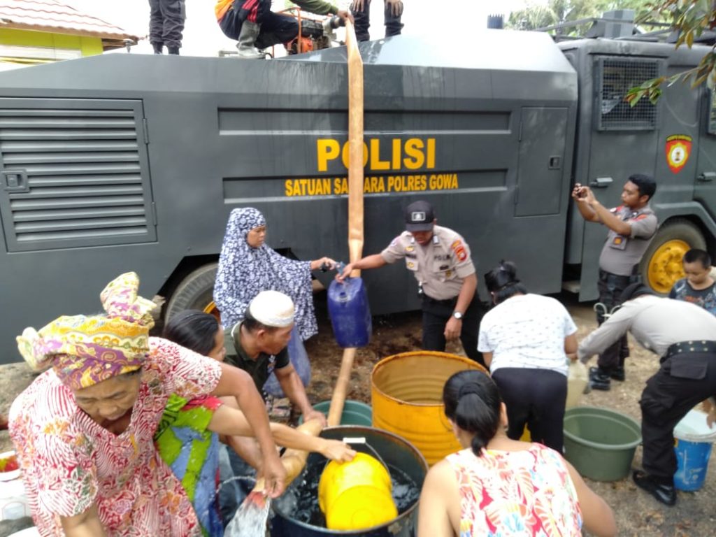Polres Gowa Bagikan Air Bersih Untuk Warga