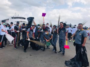 Polsek KPYS Ikut Bersihkan Pantai di Ambon Jelang Harhubnas