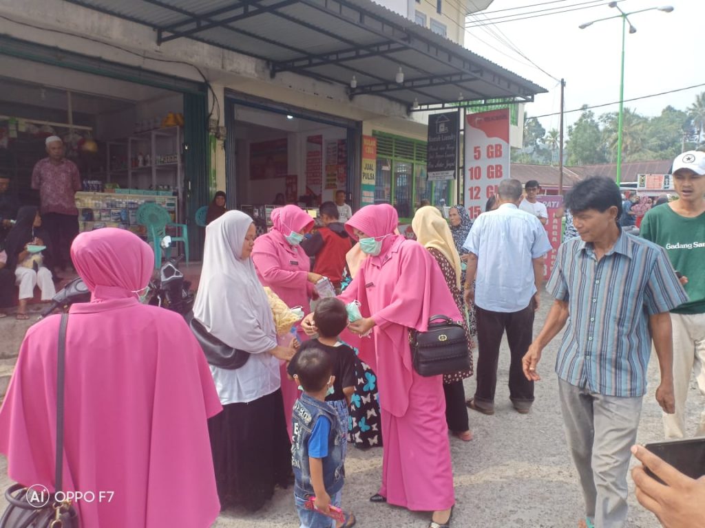 Peduli Kabut Asap Kapolsek dan Bhayangkari Ranting Tanjung Baru, Bagikan Masker