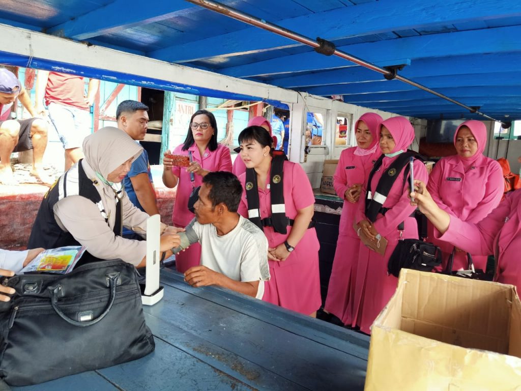 Kapolres Tanjungbalai Berikan Masker Kepada Nelayan