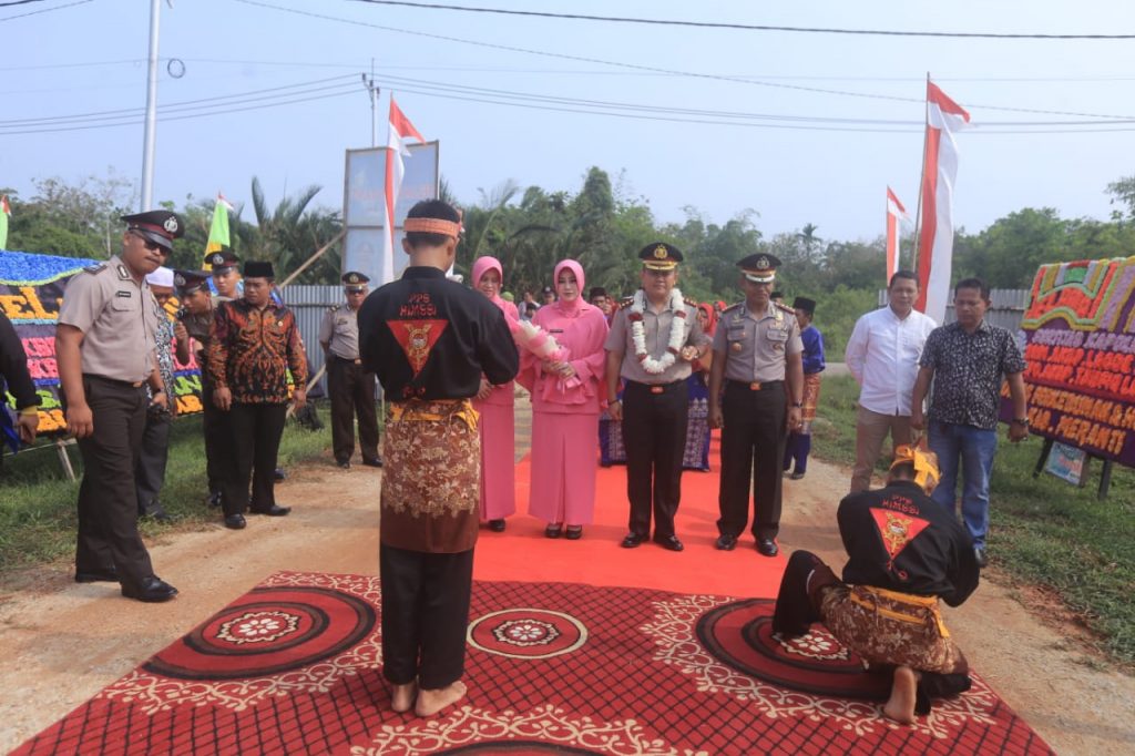 Silat dan  Pedang Pora Sambut Kedatangan Kapolres Baru
