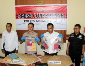 Polres Tanah Datar Tahan Kadisperindag dan Kontraktor Pasar Koto Baru, setelah terkena OTT