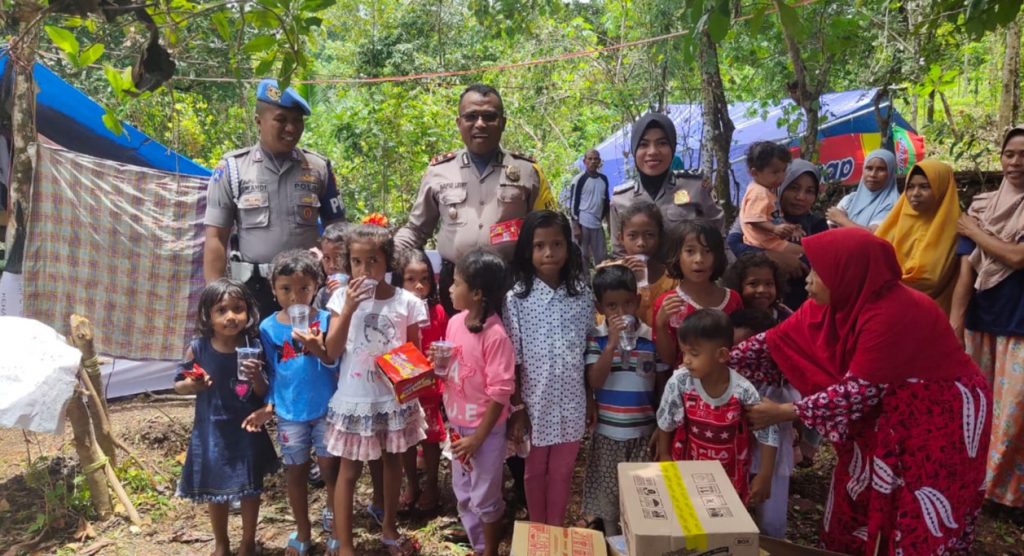 Kapolsek Leihitu Sambangi Pengungsi Korban Gempa di Ambon