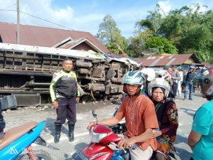 Tronton Lepas Rem, Tabrak Beruntun Mobil, Bus, Motor dan Rumah, Satu Tewas