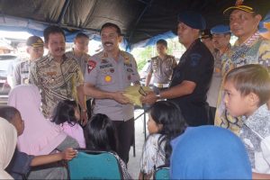 Kapolda Sumbar Bantu Korban Kebakaran Asrama Brimob Rp100 Juta