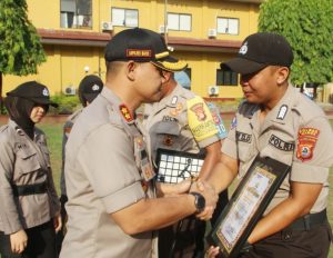 Kapolres Maros Beri Penghargaan Kepada Anggota yang Berprestasi