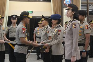 Kapolri Beri KPLB , Pin Emas dan Pin Perak kepada Polisi Berprestasi