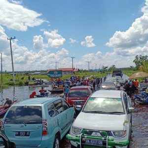 Banjir Rendam Jalan Palangkaraya – Kuala Kurun, Polda Kalteng Urai Kemacetan
