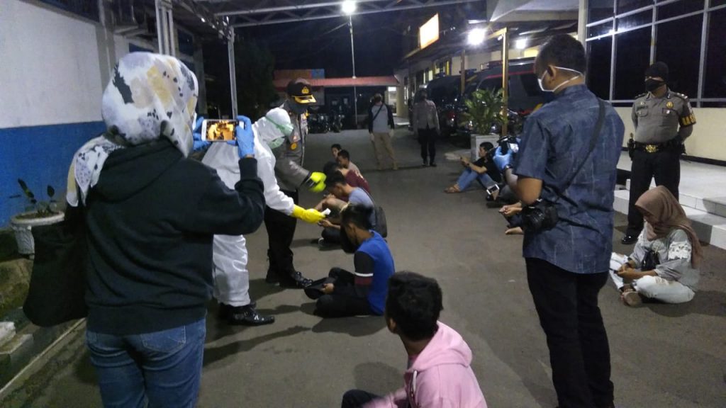 Tim Gugus Tugas Covid-19 Tertibkan Warga Yang Tidak Pakai Masker dan Berkumpul