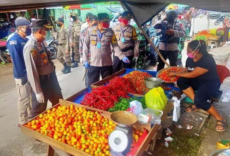 Kapolresta Palangka Raya Tinjau Stabilitas Harga di Pasar Besar Pasca Lebaran