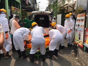 Timsus Dit Samapta PMJ Lakukan Pemulasaraan Jenazah Covid-19