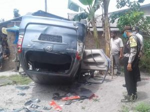 Mobil BNN Diamuk Massa Saat Penggerebekan