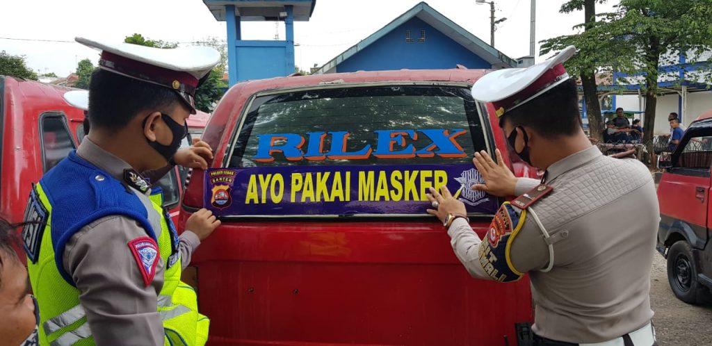 Polres Lebak Pasang Sticker “Ayo Pakai Masker”