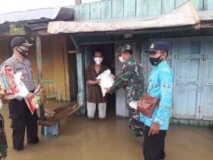 Polsek Mentaya Hulu Bagikan Sembako untuk Korban Banjir