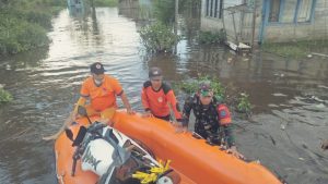 Petugas Evakuasi Perabotan Warga Nanga Bulik Terdampak Banjir