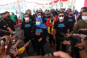 Kapolda Bersama Gubernur Jatim dan Kapolresta Malang Gowes Bagi Masker