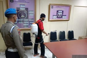 Polres Kep Seribu Rutin Disemprot Cairan Disinfektan