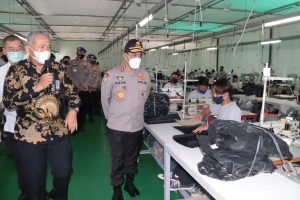 Kabaharkam Polri Cek Alat Material Khusus Karya Anak Negri di Penjaringan