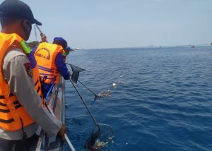 Sat Polair Polres Kep Seribu Gelar Aksi Bersih-bersih Laut Sambut HUT Ke 70 Korps Polairud