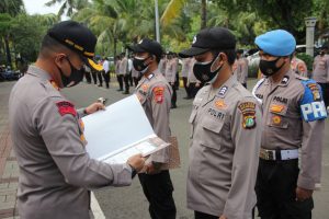 Kapolres Kep Seribu Berikan Reward Kepada 2 Anggotanya Yang Berprestasi