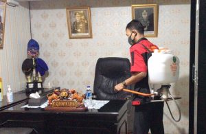 Cegah Corona di Lingkungan Kantor, Polres Kep Seribu Semprotkan Disinfektan