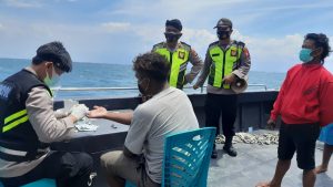 Tim Pemburu Covid 19 Polres Kep Seribu Rapid Test Wisatawan dan Nelayan di Pulau Untung Jawa