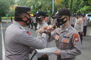 Berprestasi,Kapolres Kep Seribu Beri Penghargaan Kepada 2 Personelnya
